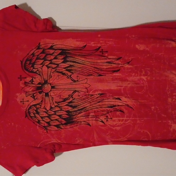 💙🌺Red Graphic Tee with Wing Design - Picture 5 of 9